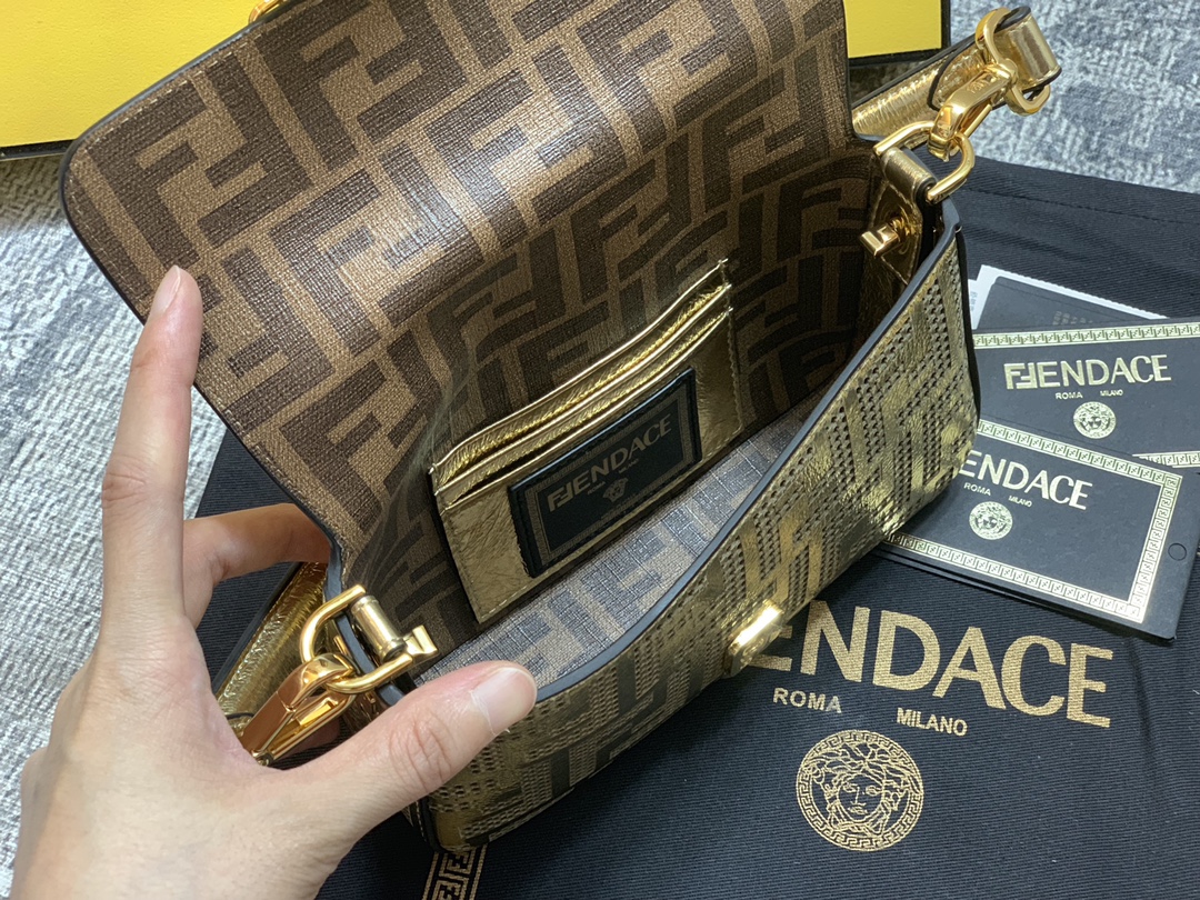 [TOP] FENDI FENDI Square Baguette Mini Bag - Gold