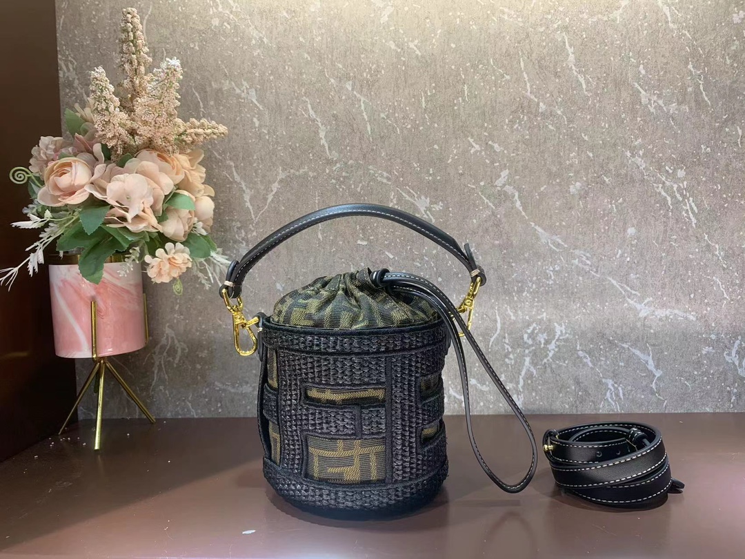 [TOP] FENDI Step Out Straw Material Small Bucket Bag - Four Colors