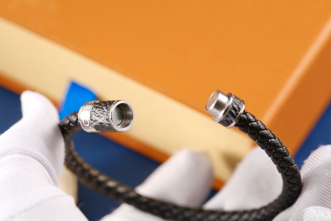 [TOP] Louis Vuitton LV Leather with Logo Thin Circle Bracelet - Black