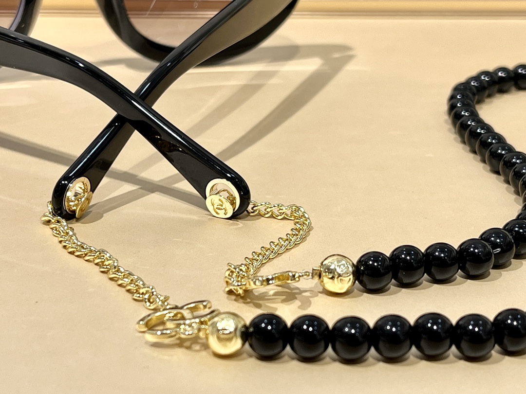 [TOP] CHANEL Exclusive Chain Hole Notch Buckle Sunglasses