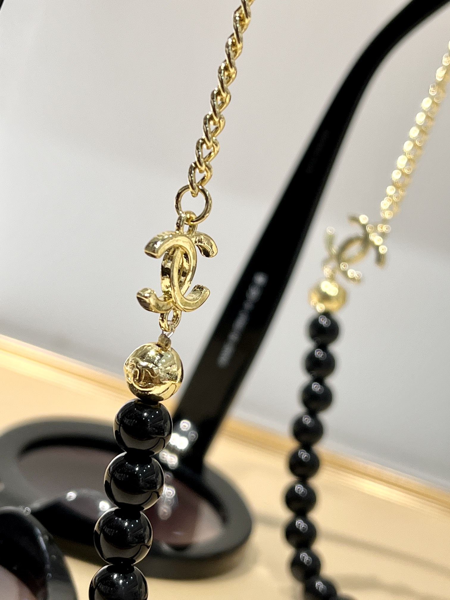 [TOP] CHANEL Exclusive Chain Hole Notch Buckle Sunglasses