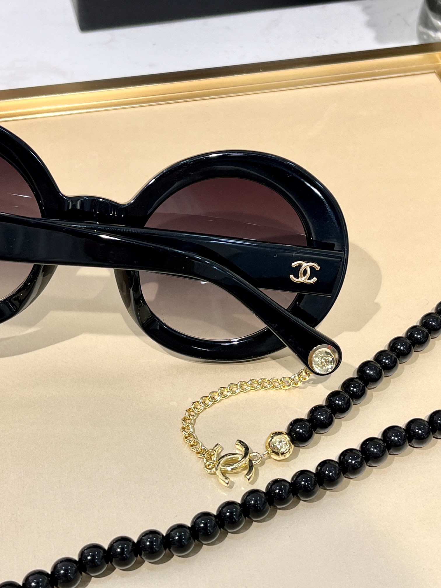 [TOP] CHANEL Exclusive Chain Hole Notch Buckle Sunglasses