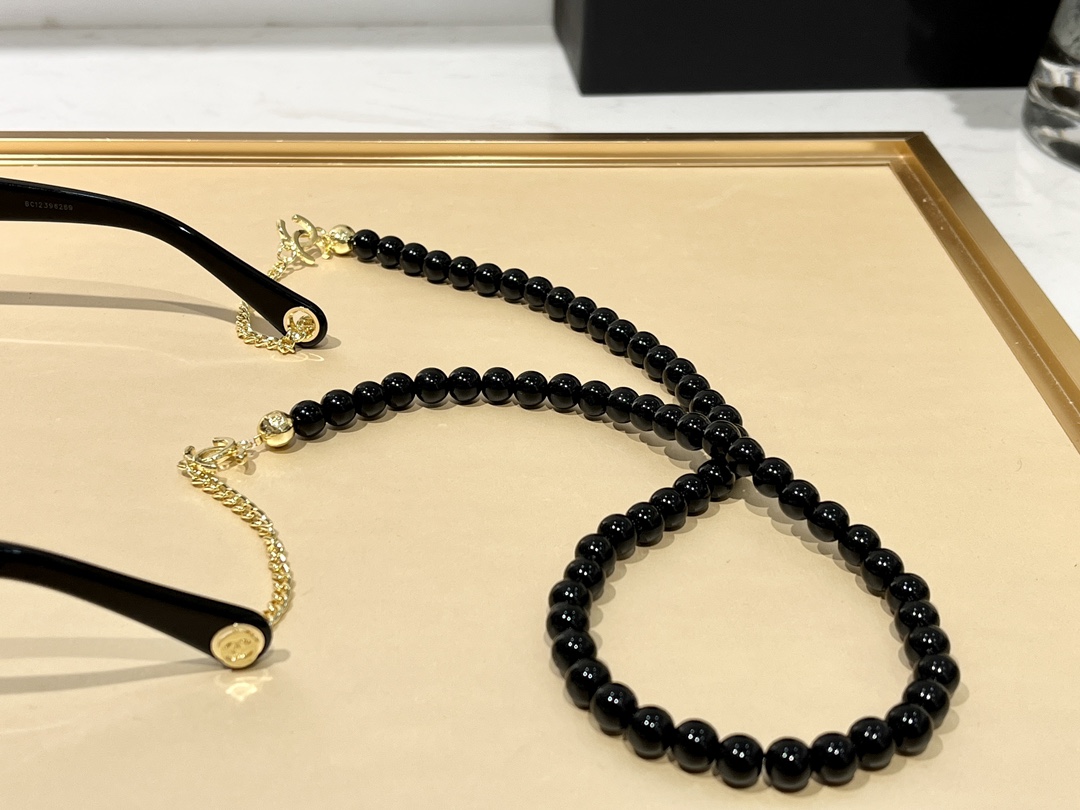 [TOP] CHANEL Exclusive Chain Hole Notch Buckle Sunglasses