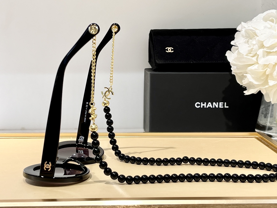 [TOP] CHANEL Exclusive Chain Hole Notch Buckle Sunglasses