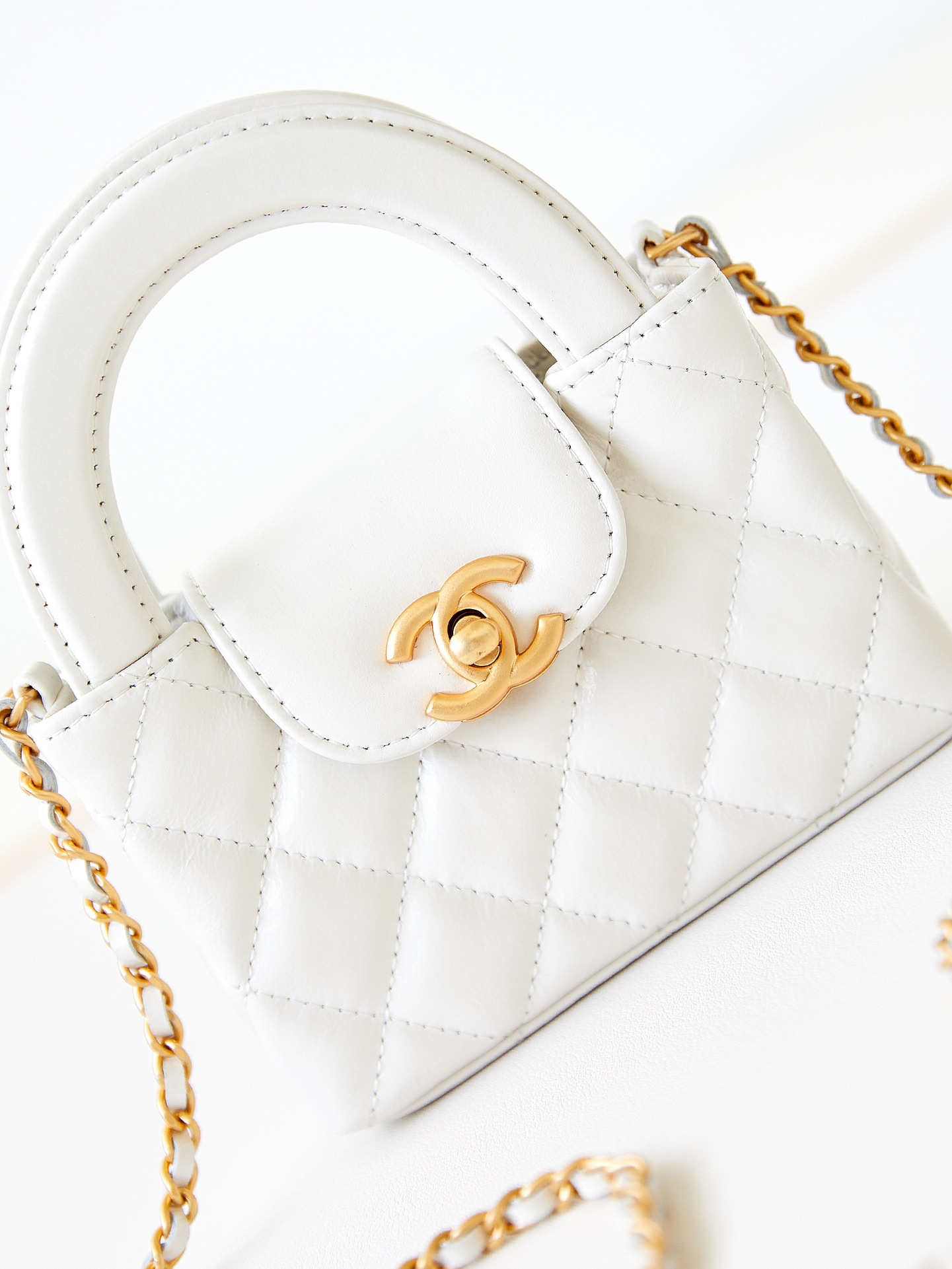[TOP] CHANEL 23K Mini Handle Bag 8.3x12.5x4 cm - GHW - White