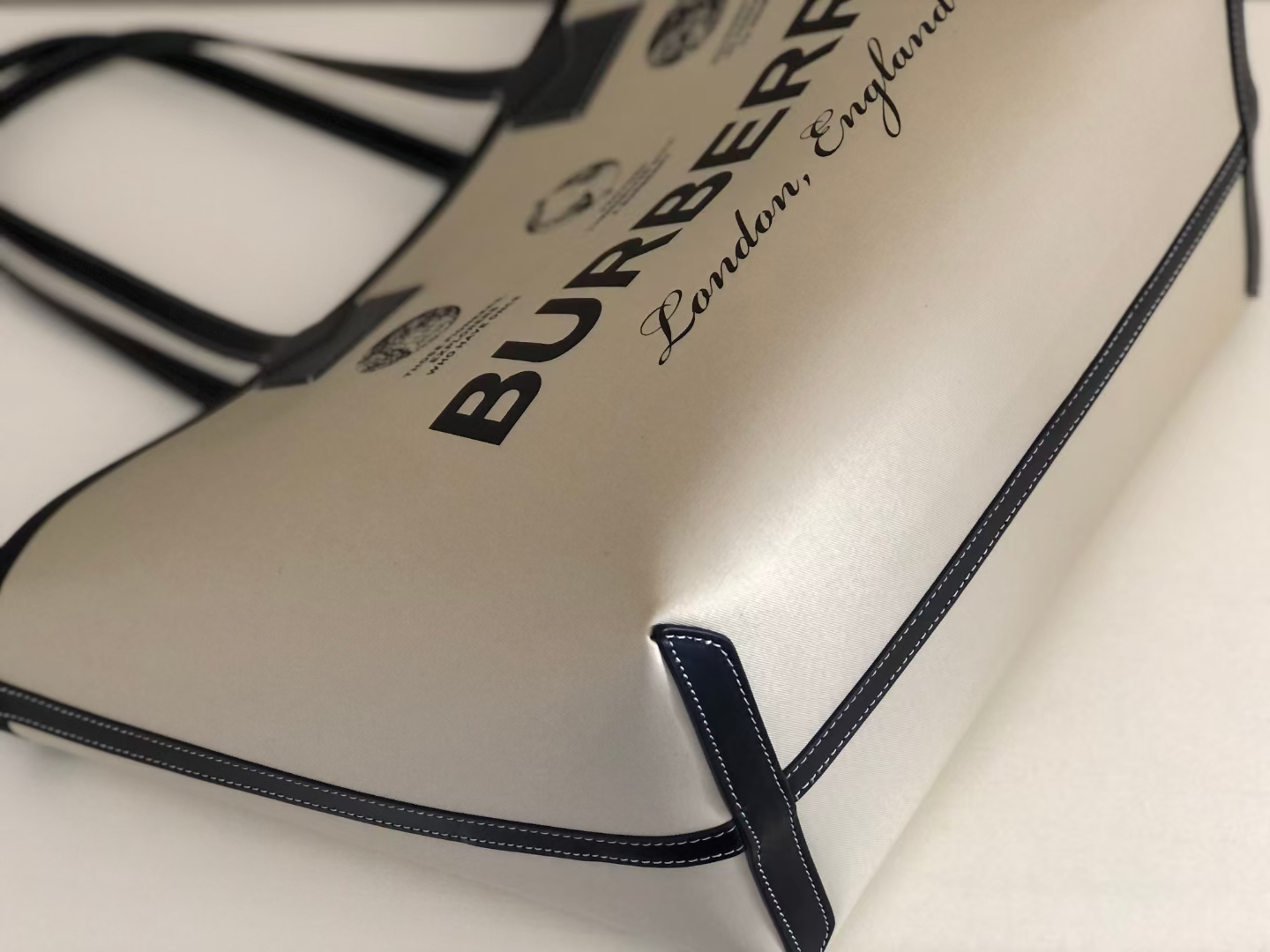 [TOP] BURBERRY B's Pure Original Double-Sided Light Beige Canvas + Black Letter Logo Tote