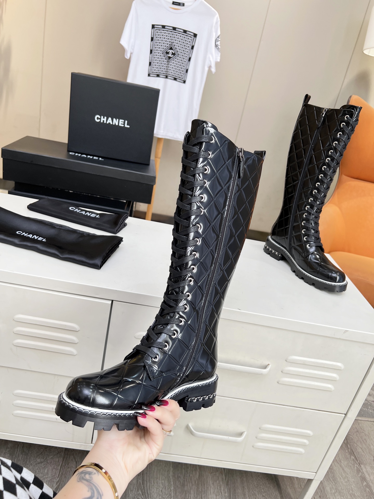 [TOP] CHANEL Cowhide Embossed Classic Martin Boots - Black