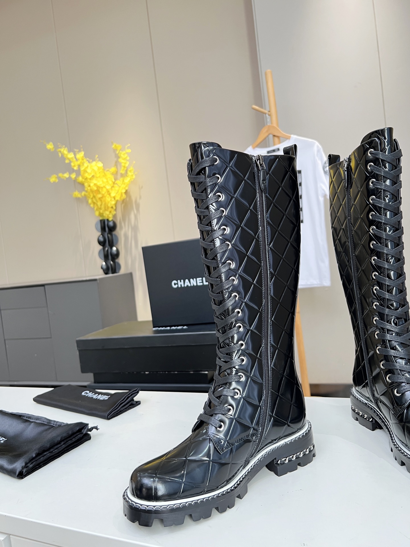 [TOP] CHANEL Cowhide Embossed Classic Martin Boots - Black