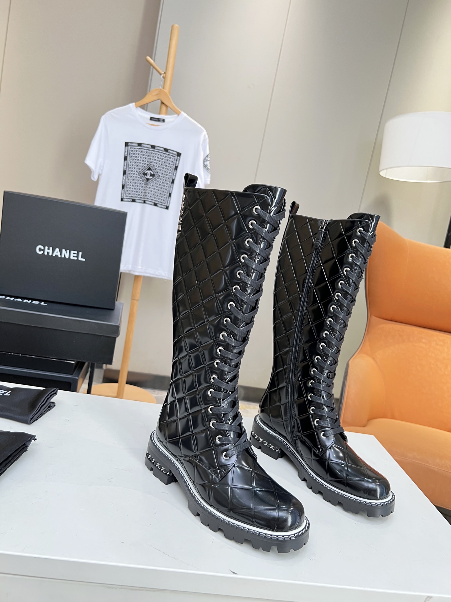 [TOP] CHANEL Cowhide Embossed Classic Martin Boots - Black