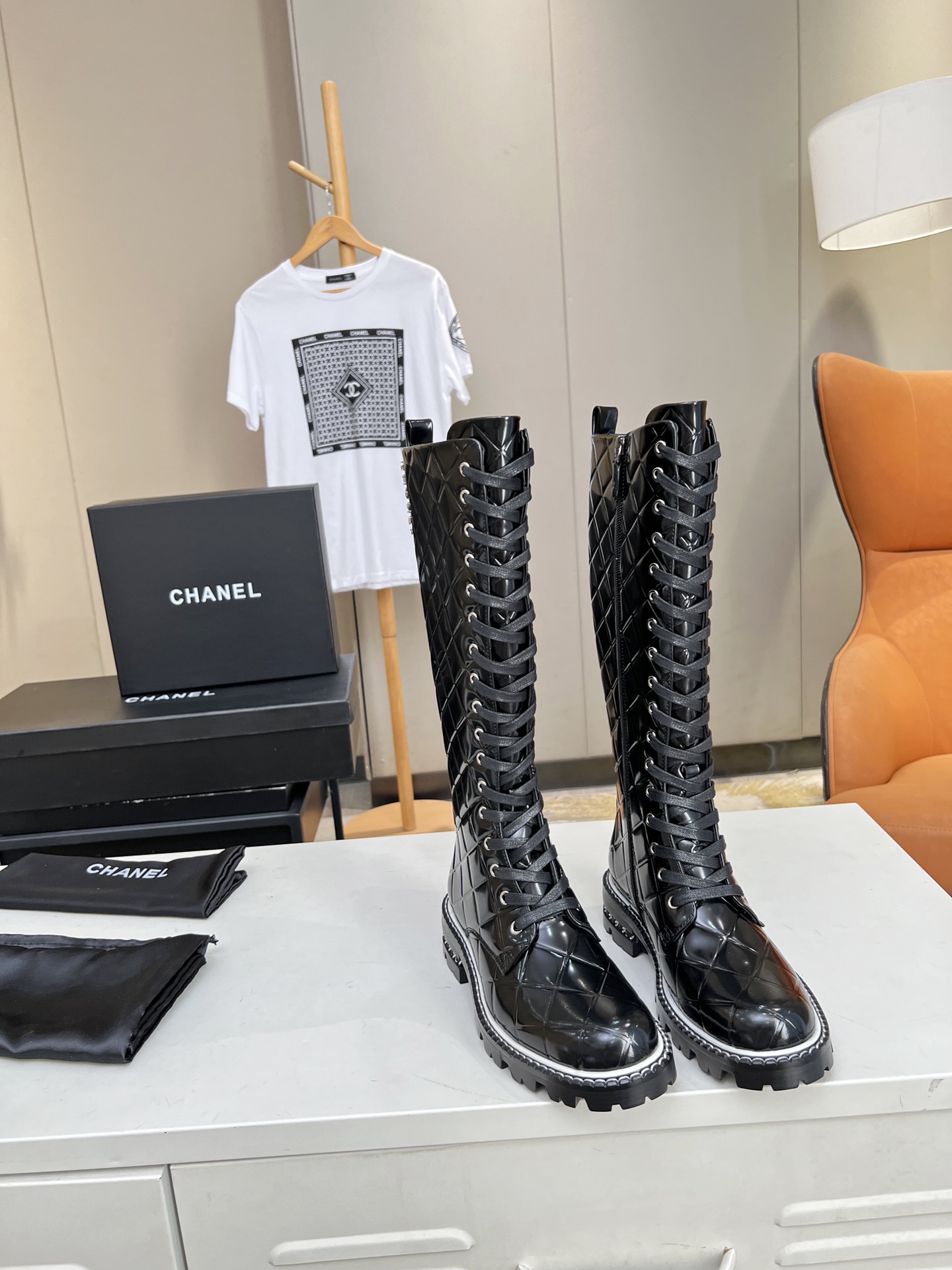 [TOP] CHANEL Cowhide Embossed Classic Martin Boots - Black