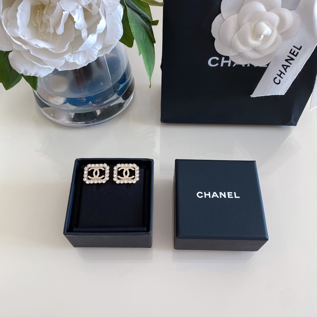 [TOP] CHANEL Lace Square Hollow Double C Stud Earrings