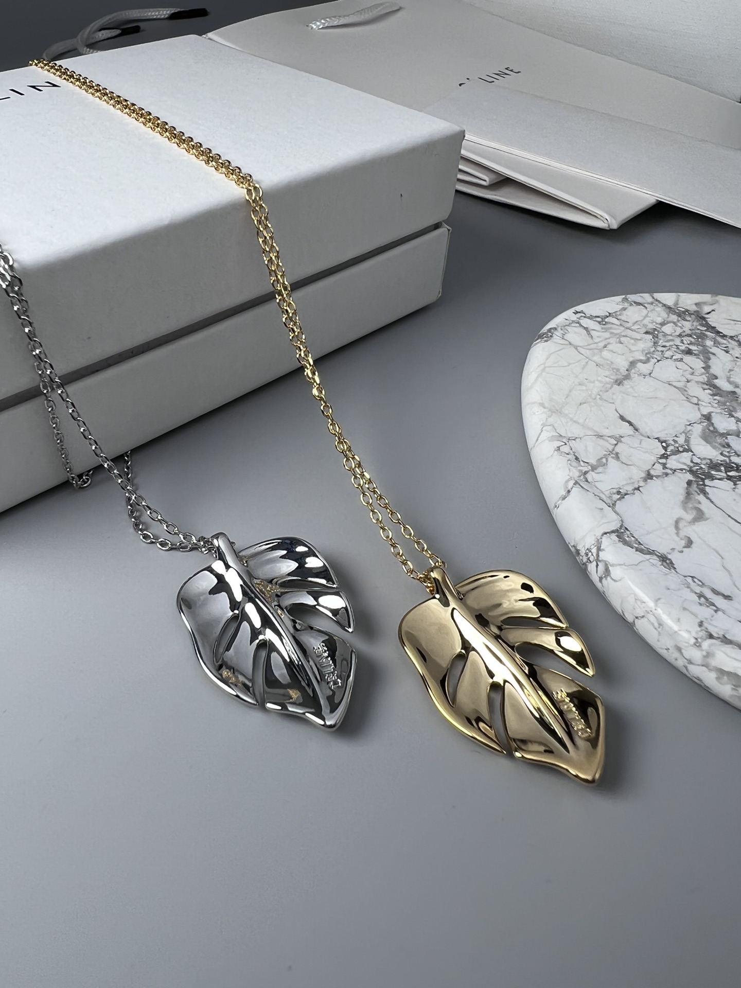 [TOP] CELINE Leaf Blade Necklace - 2 Colors