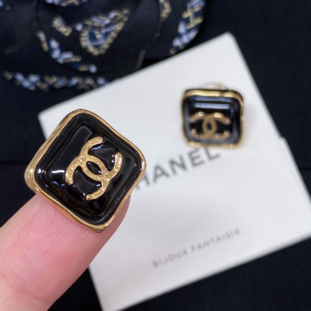 [TOP] CHANEL Black Gold Sugar Cube Earrings