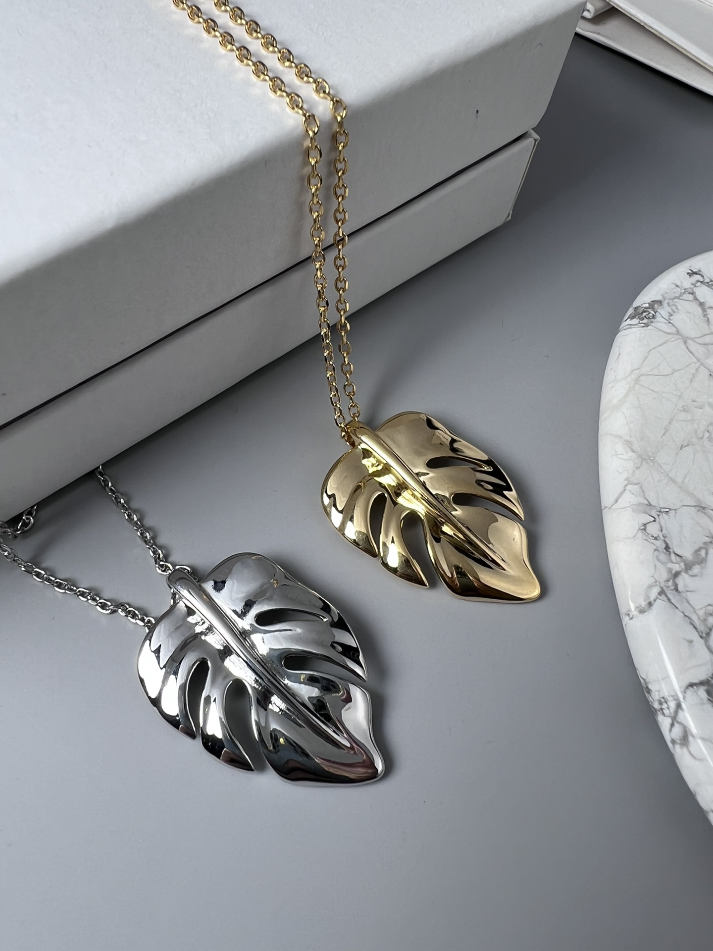 [TOP] CELINE Leaf Blade Necklace - 2 Colors