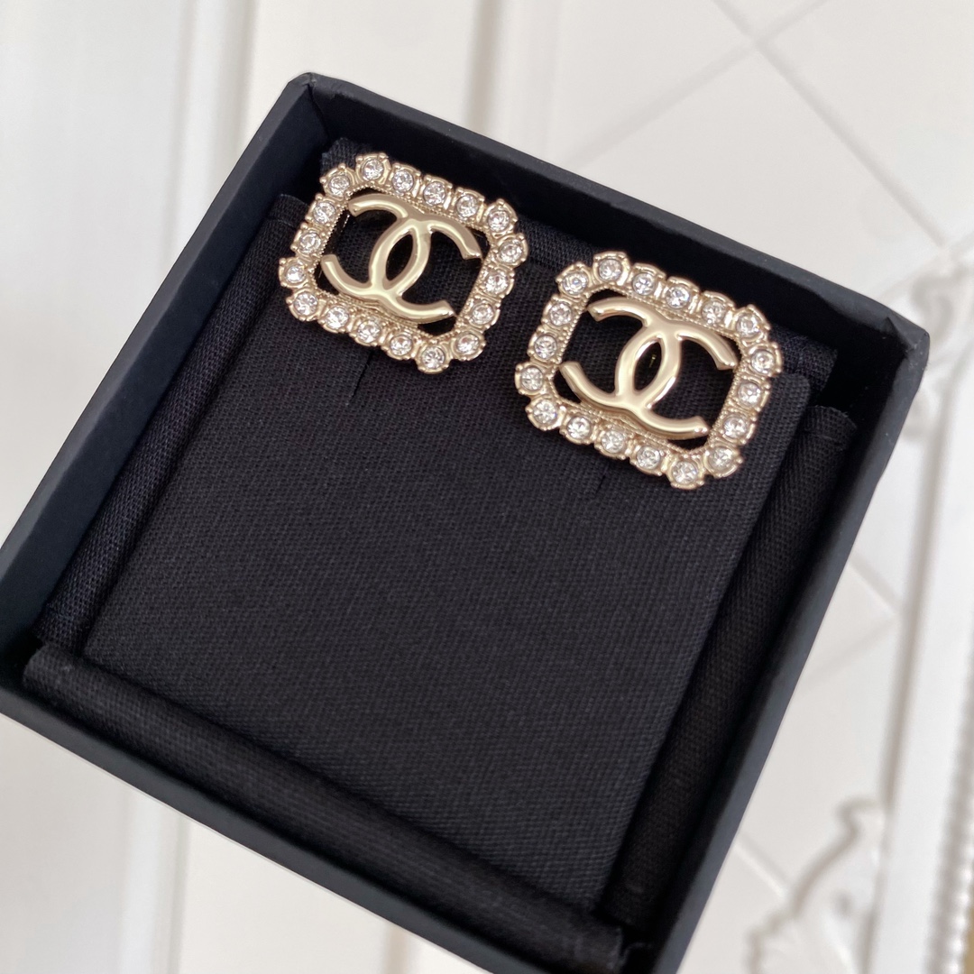 [TOP] CHANEL Lace Square Hollow Double C Stud Earrings