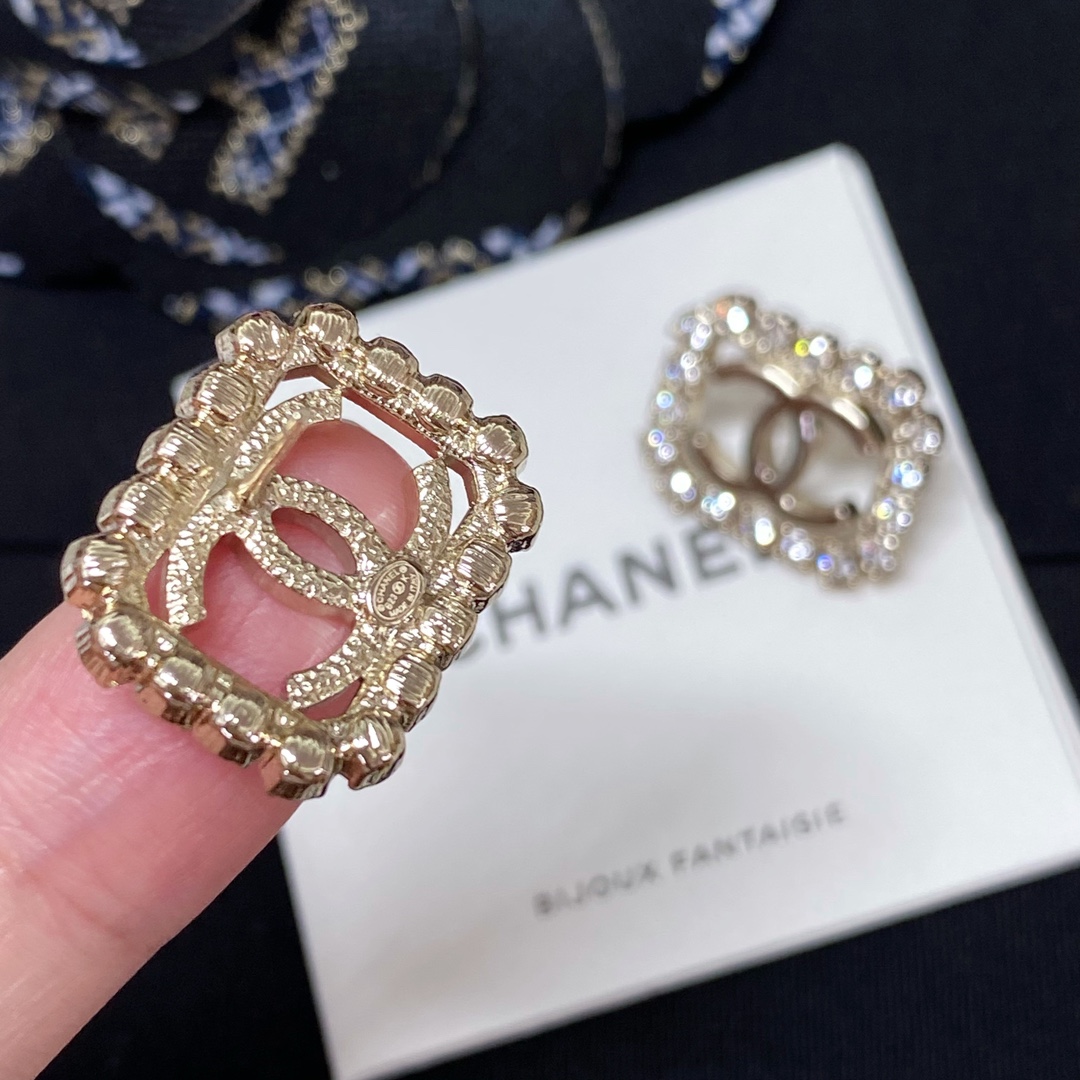 [TOP] CHANEL Lace Square Hollow Double C Stud Earrings