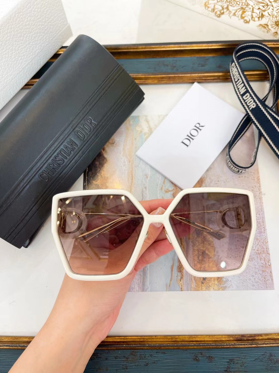 [TOP] Christian Dior Sunglasses - White