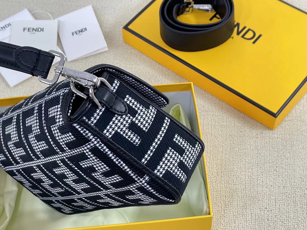 [TOP] FENDI Baguette Embroidered Baguette HandBag