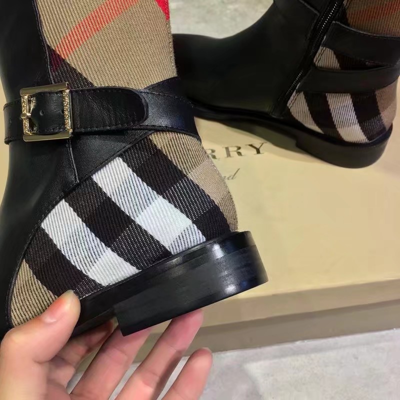 [TOP] BURBERRY Classic Plaid Short Boots - Black