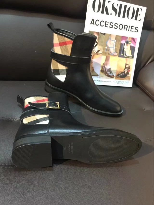 [TOP] BURBERRY Classic Plaid Short Boots - Black