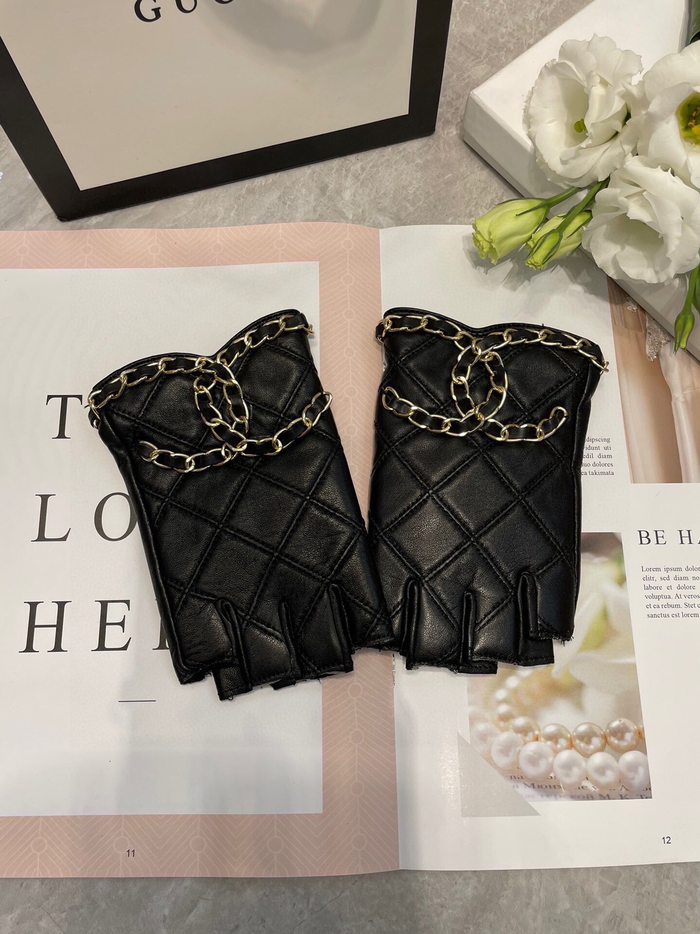 [TOP] CHANEL  Short Style Velvet lining Gloves- Black