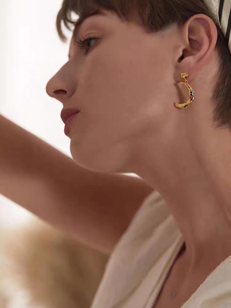 [TOP] CELINE Crescent Earrings - Gold