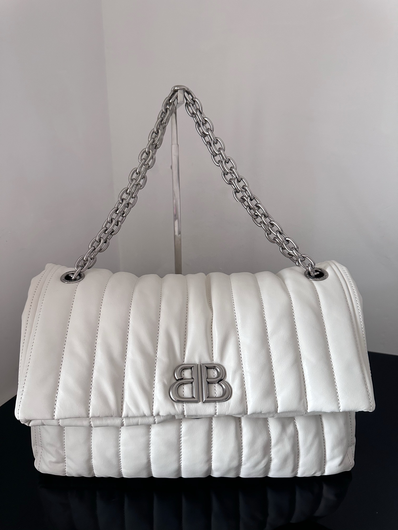 [TOP] BALENCIAGA 𝐌𝐨𝐧𝐚𝐜𝐨 Series Bag 32.5 x 22 x 9.9 cm