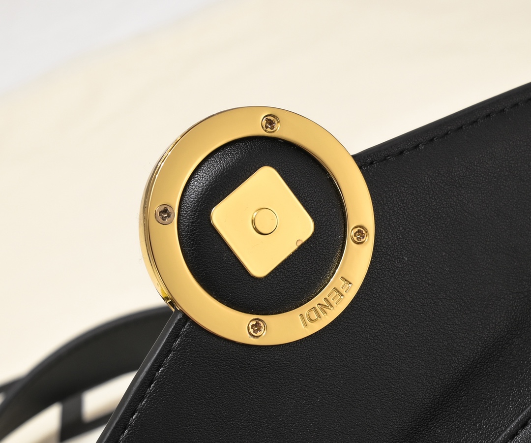 [TOP] FENDI Fend Chain Crossbody Waist Bag - Black