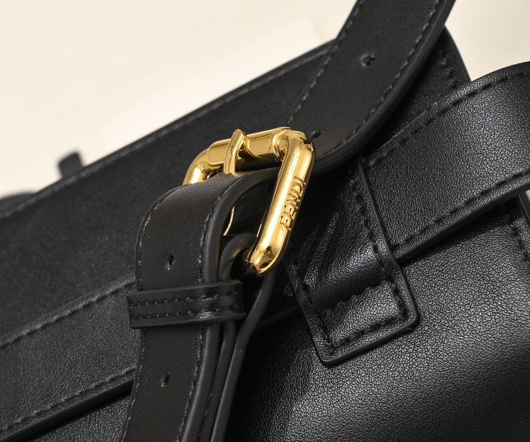 [TOP] FENDI Fend Chain Crossbody Waist Bag - Black