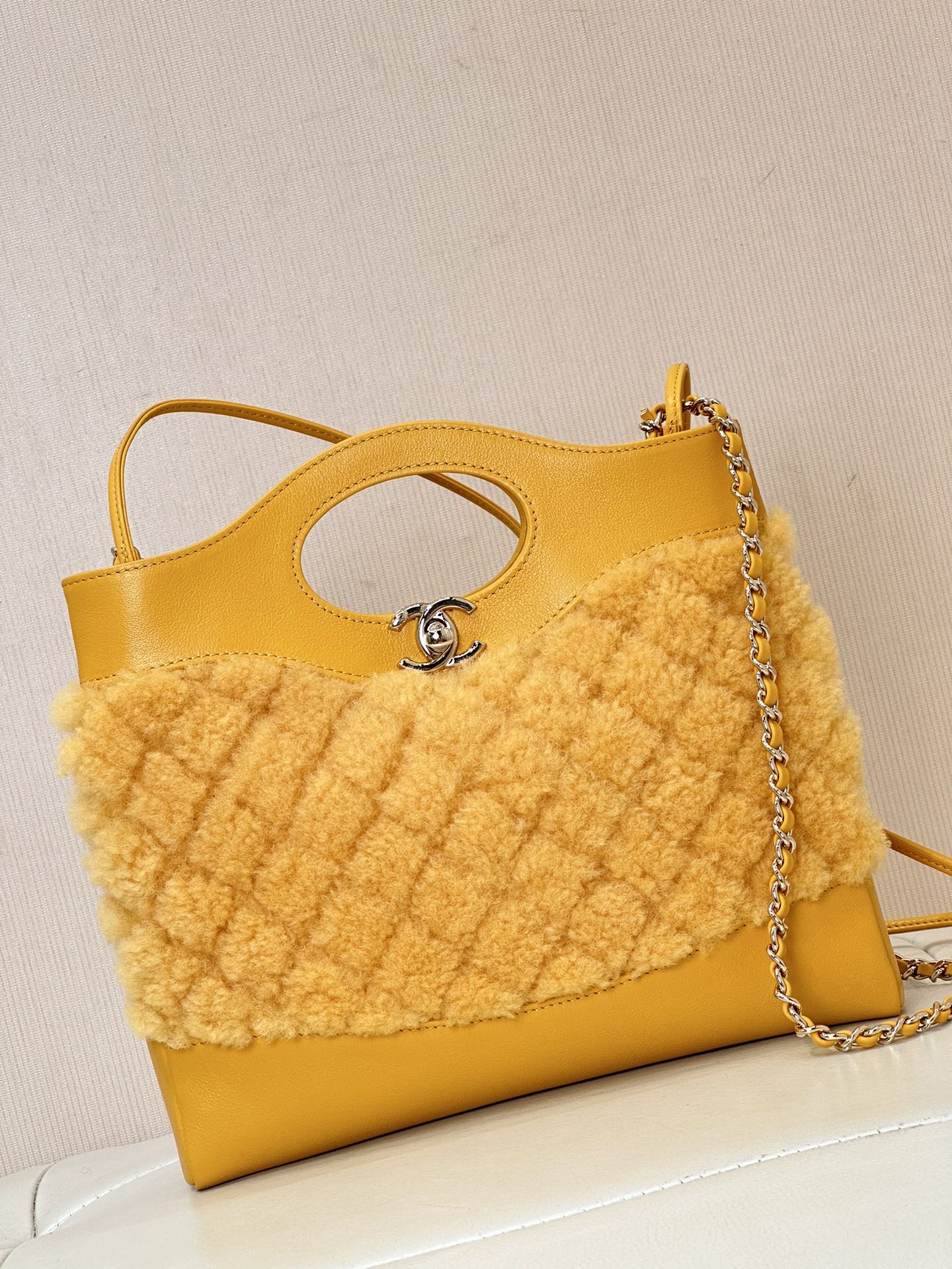 [Tops] CHANEL Mini Plush Style 31Wool Bag 22x23x5.5 cm - Yellow
