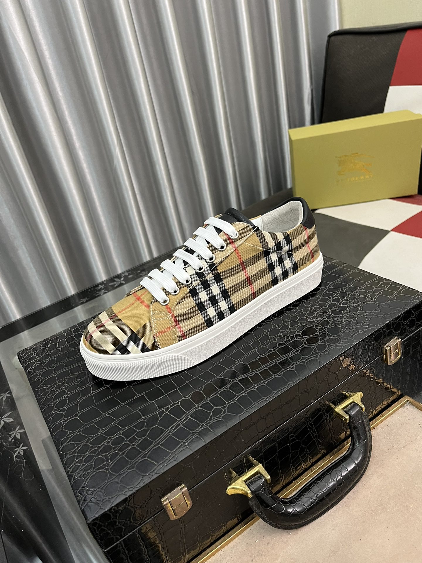 [TOP] BURBERRY Versatile Casual Shoes