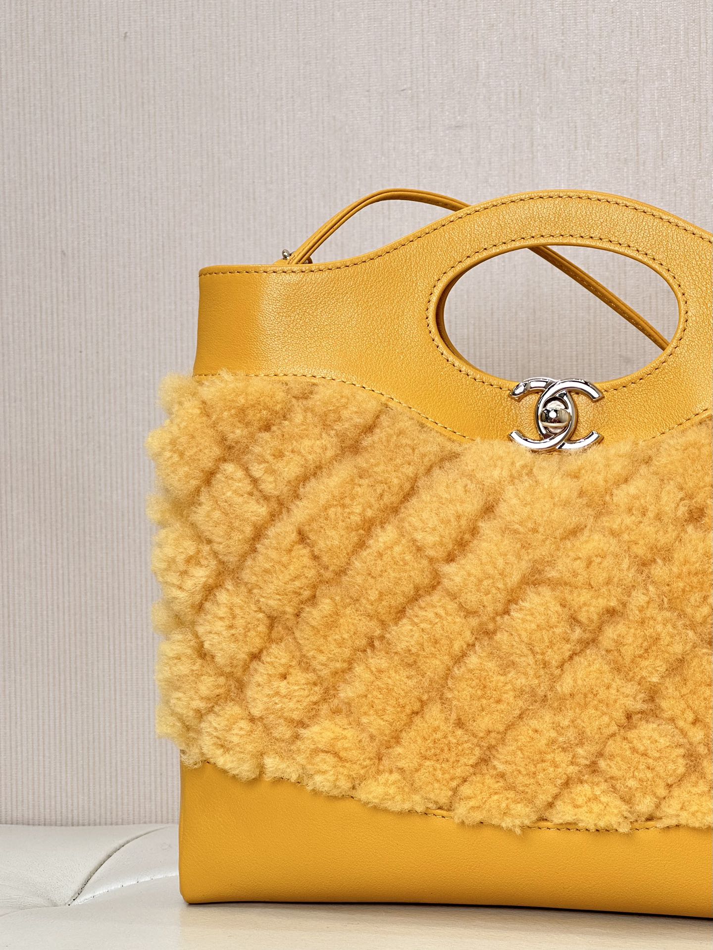 [Tops] CHANEL Mini Plush Style 31Wool Bag 22x23x5.5 cm - Yellow