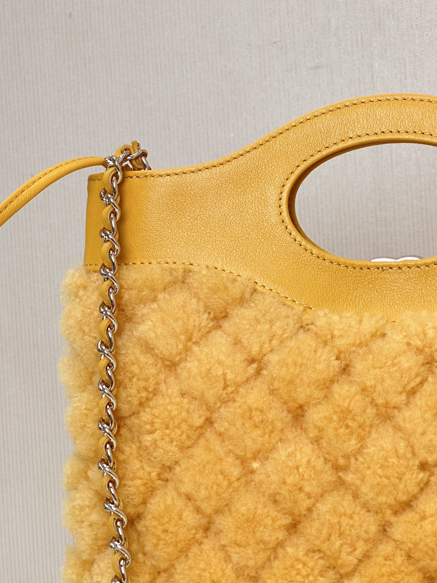 [Tops] CHANEL Mini Plush Style 31Wool Bag 22x23x5.5 cm - Yellow