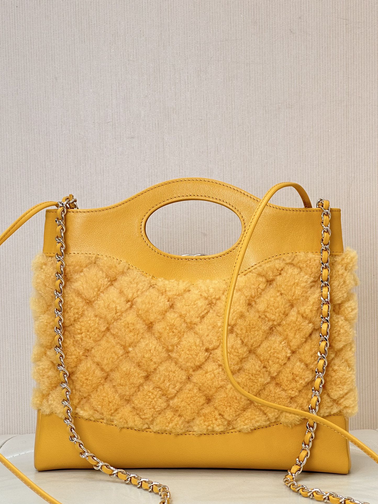 [Tops] CHANEL Mini Plush Style 31Wool Bag 22x23x5.5 cm - Yellow