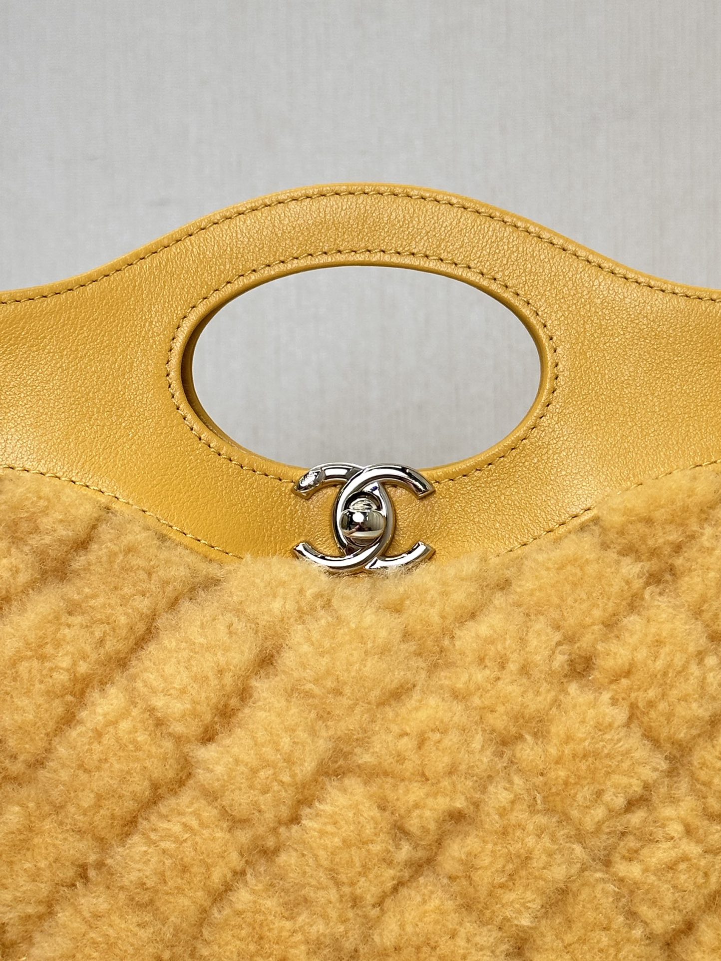[Tops] CHANEL Mini Plush Style 31Wool Bag 22x23x5.5 cm - Yellow