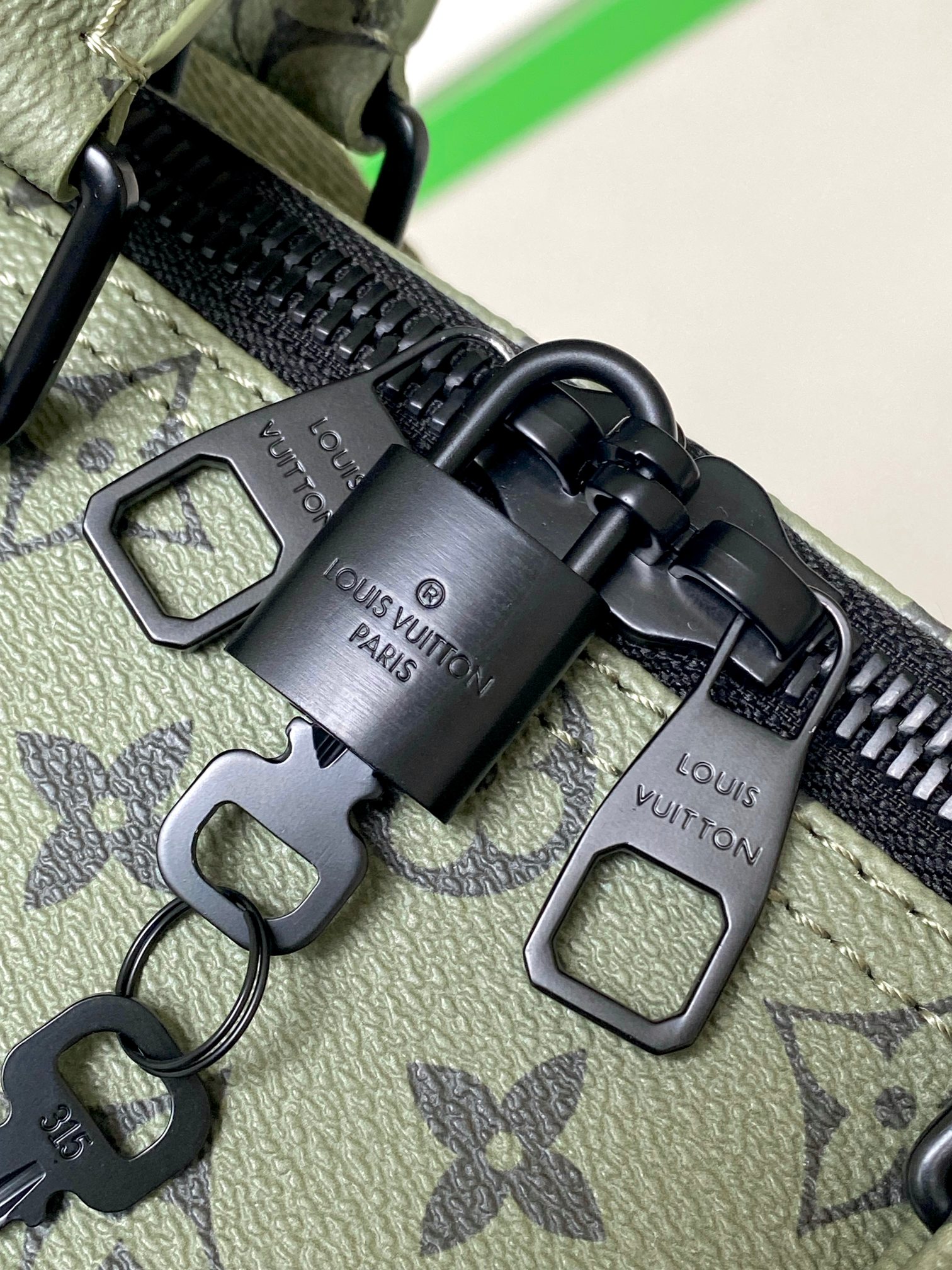 [TOP] Louis Vuitton LV Loui$ Vu!tt Monogram Tones Keepall Bandoulière 45 Travel Bag-Green