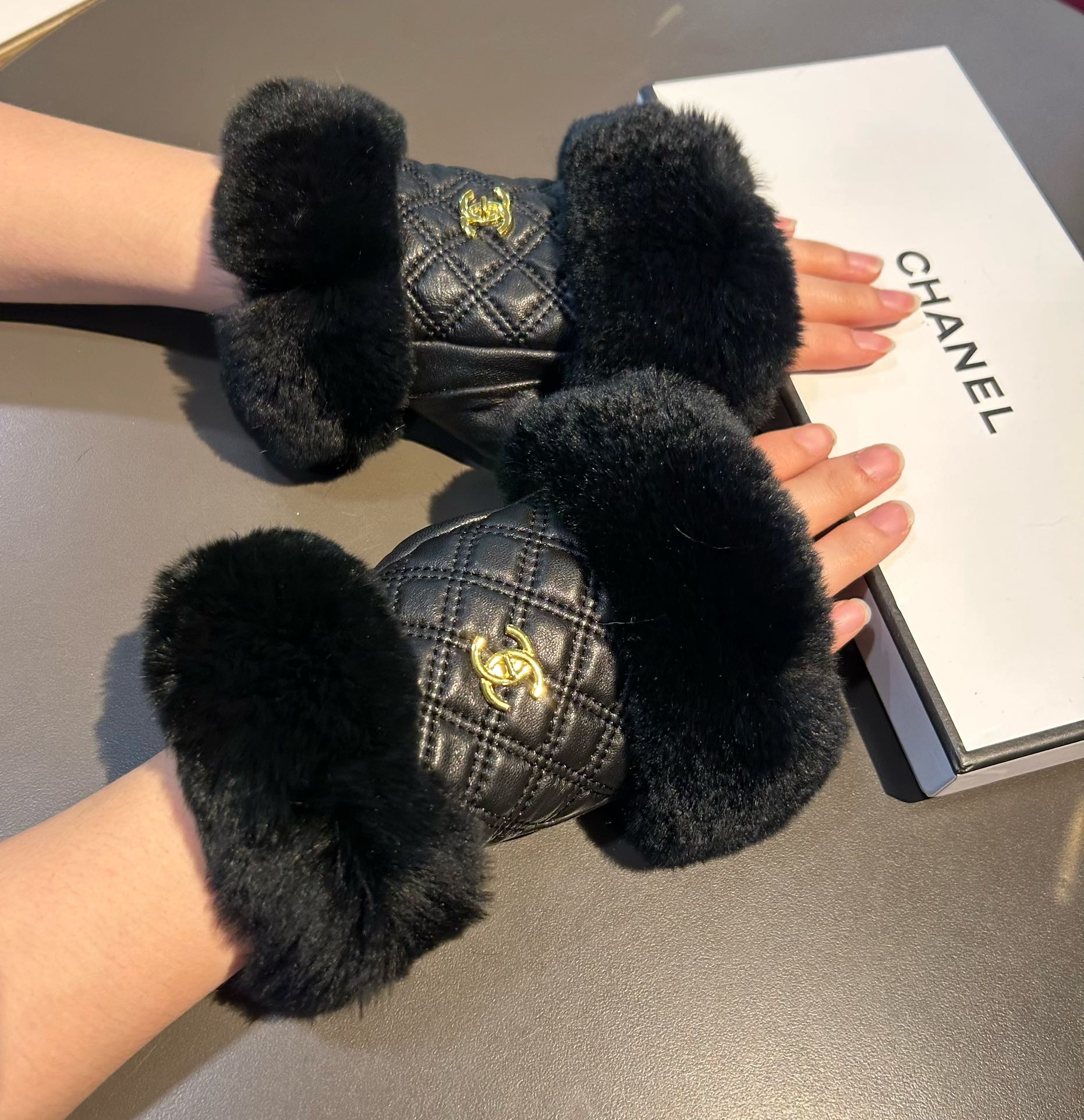 [TOP] CHANEL   2023 Autumn And Winter Short Lazy Rabbit Fur Gloves