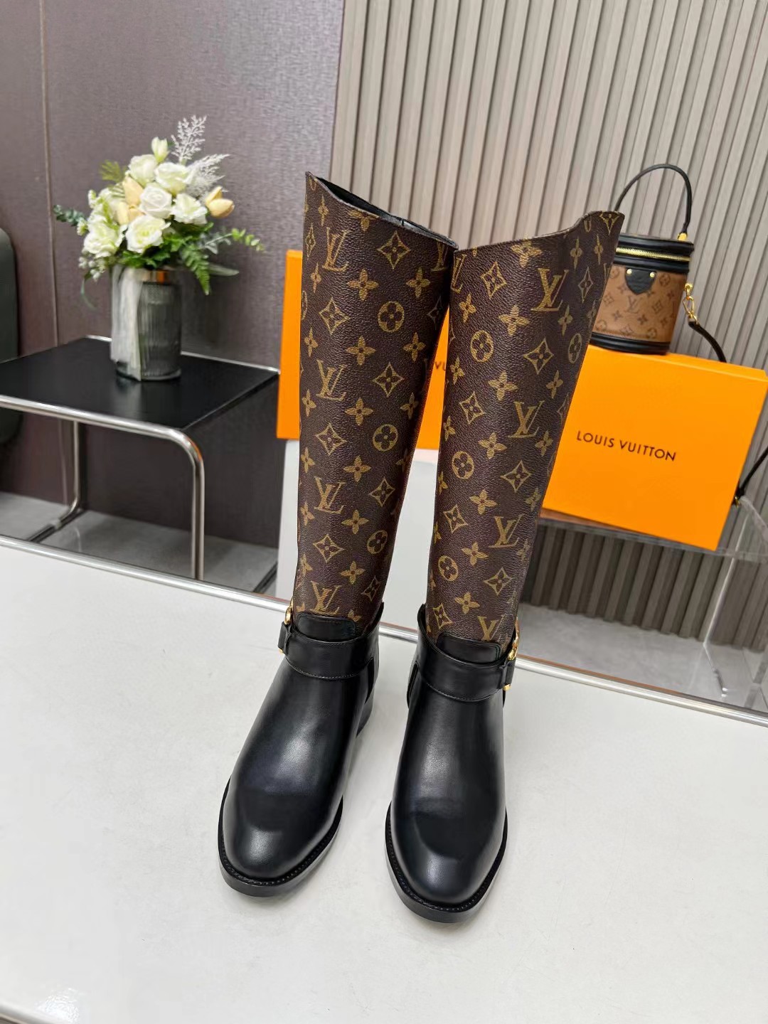 [TOP] Louis Vuitton LV Leather Sleeve Boots