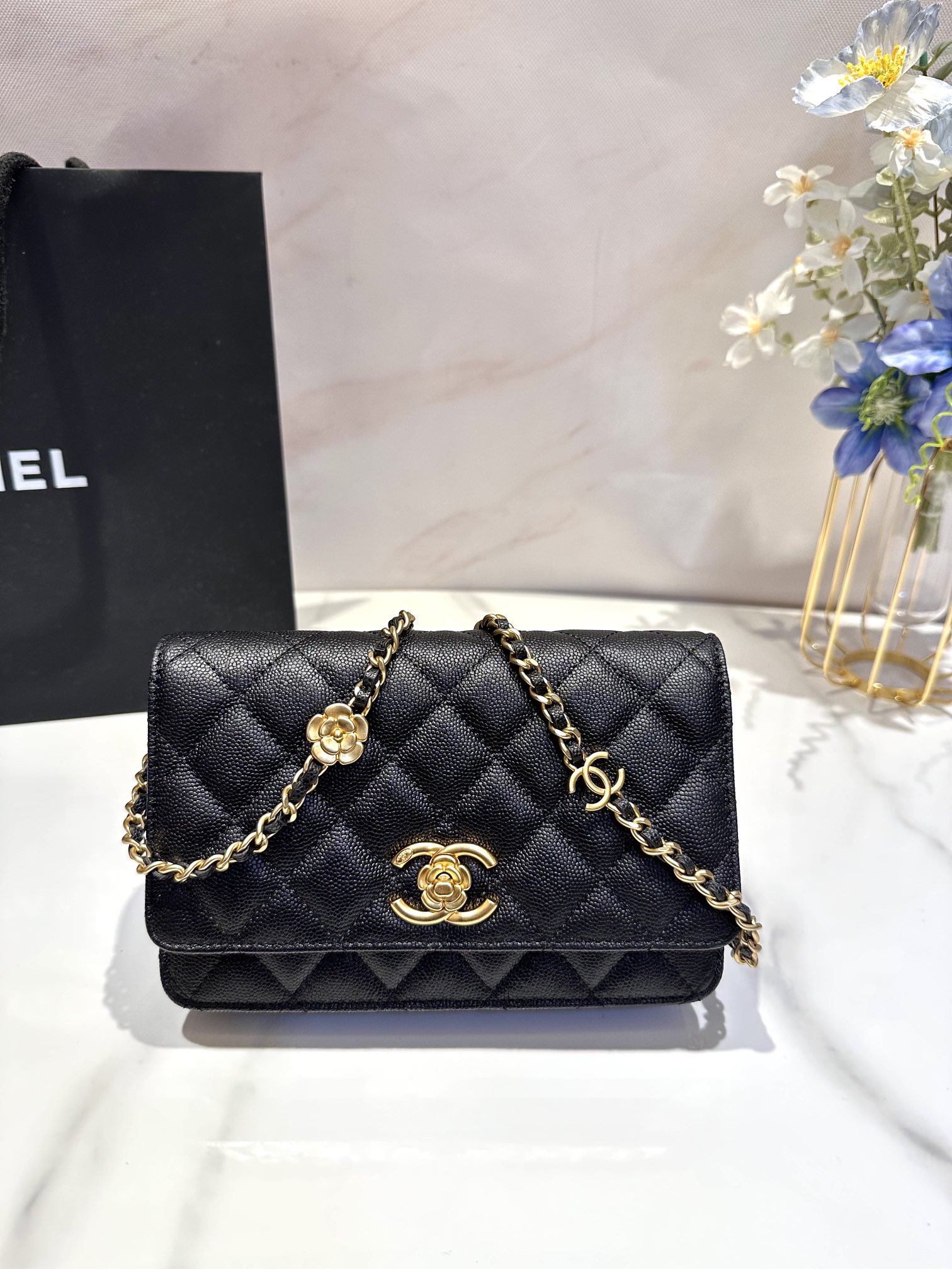 [TOP] CHANEL Lychee Cowhide Camellia Woc 19*12 cm - 2 Colors
