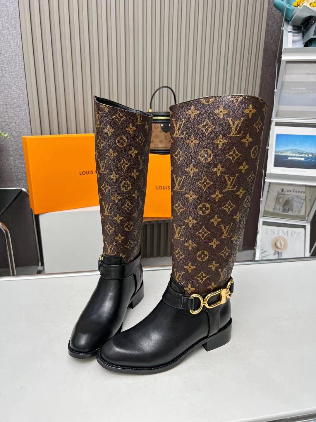 [TOP] Louis Vuitton LV Leather Sleeve Boots