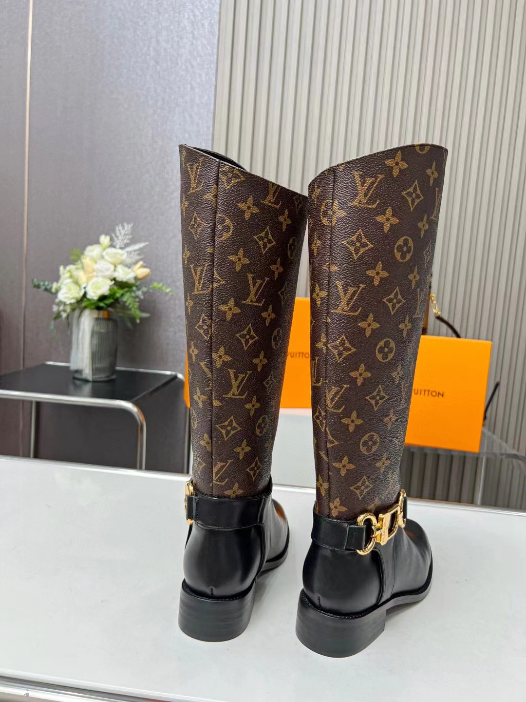 [TOP] Louis Vuitton LV Leather Sleeve Boots