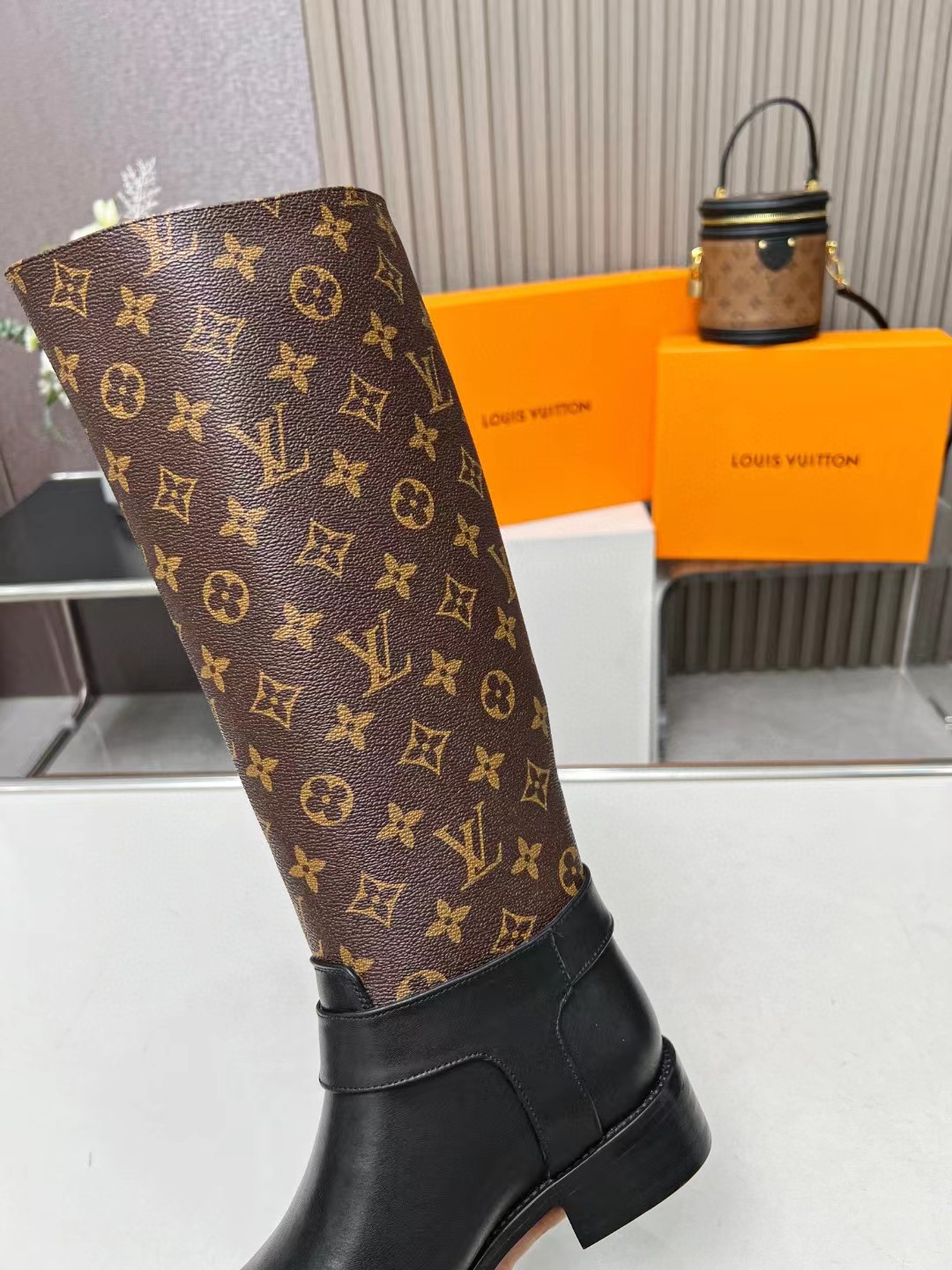 [TOP] Louis Vuitton LV Leather Sleeve Boots