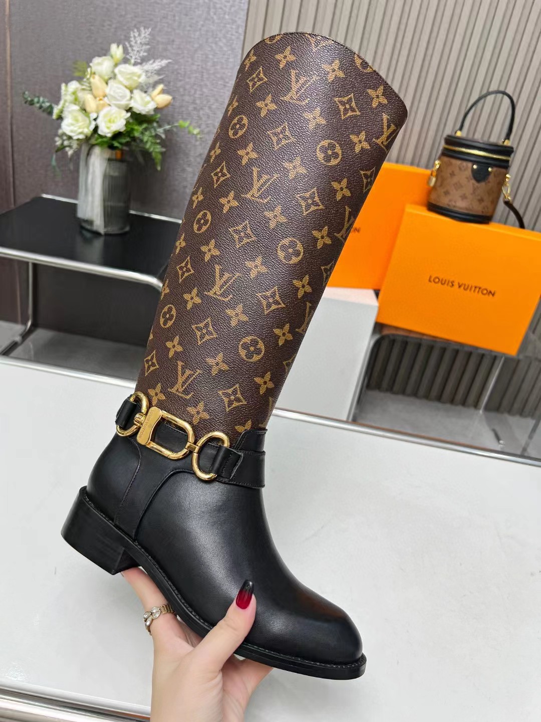 [TOP] Louis Vuitton LV Leather Sleeve Boots