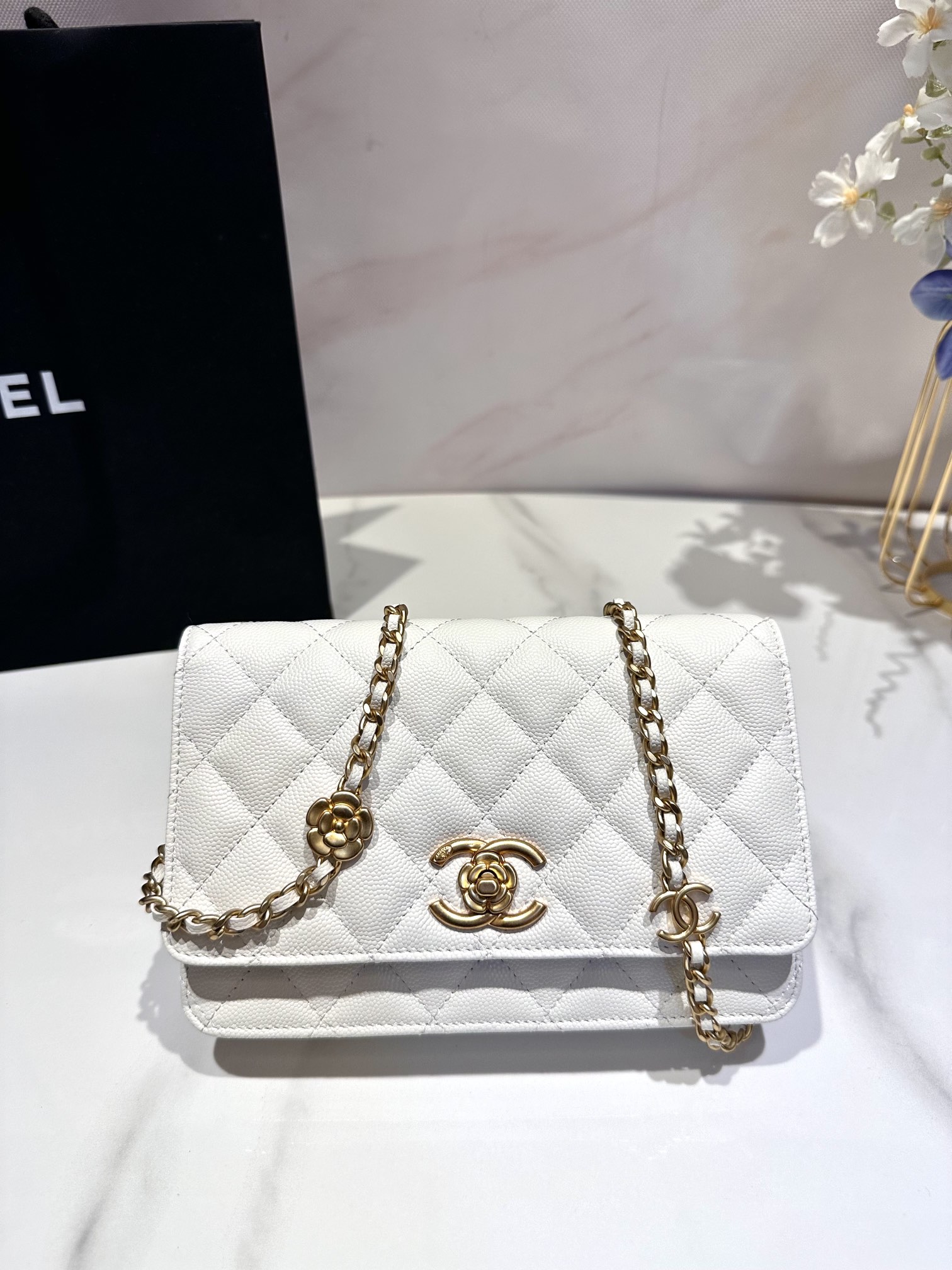 [TOP] CHANEL Lychee Cowhide Camellia Woc 19*12 cm - 2 Colors