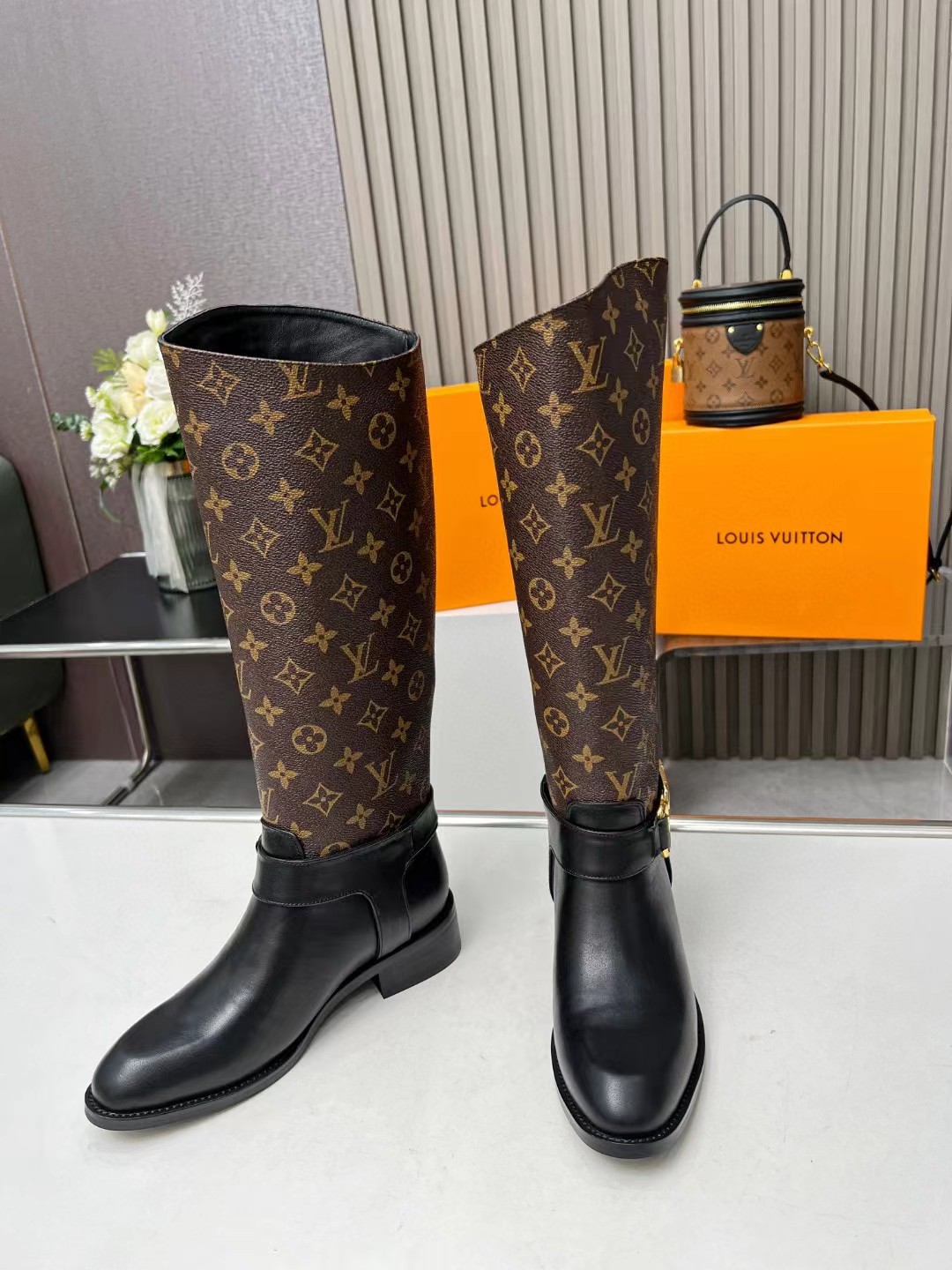 [TOP] Louis Vuitton LV Leather Sleeve Boots