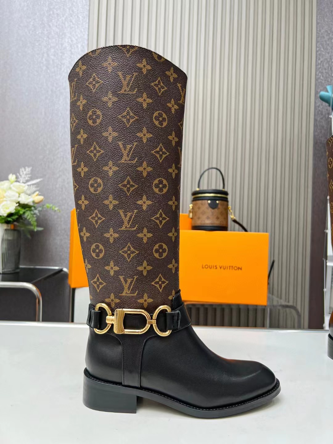 [TOP] Louis Vuitton LV Leather Sleeve Boots