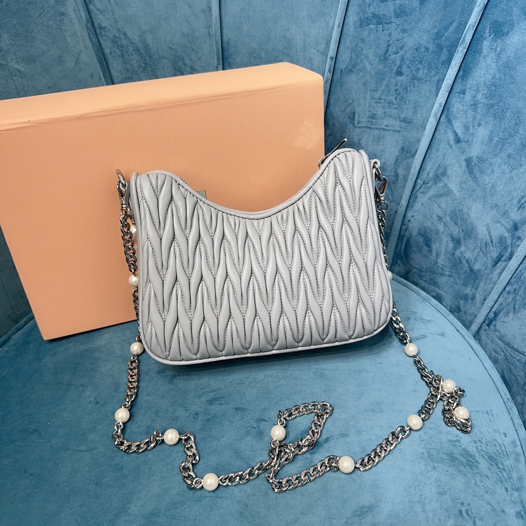 [TOP] Miu Miu Lambskin Pearl Decoration Bag 21 x 16.5 x 5.5 cm - 3 Color