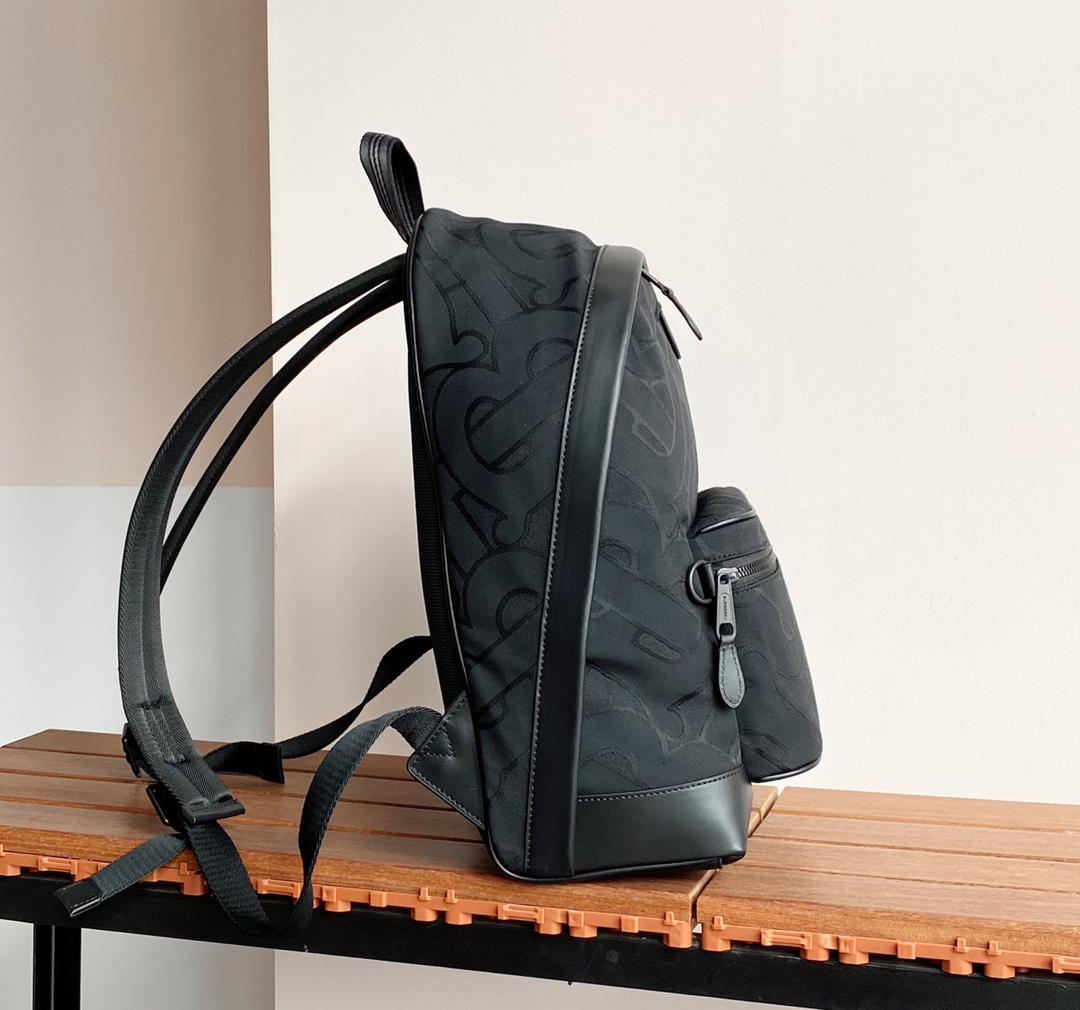 [TOP] BURBERRY Adjustable Thick Shoulder Bag - Black