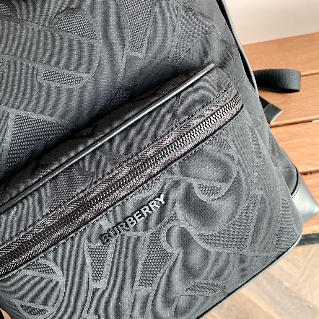 [TOP] BURBERRY Adjustable Thick Shoulder Bag - Black