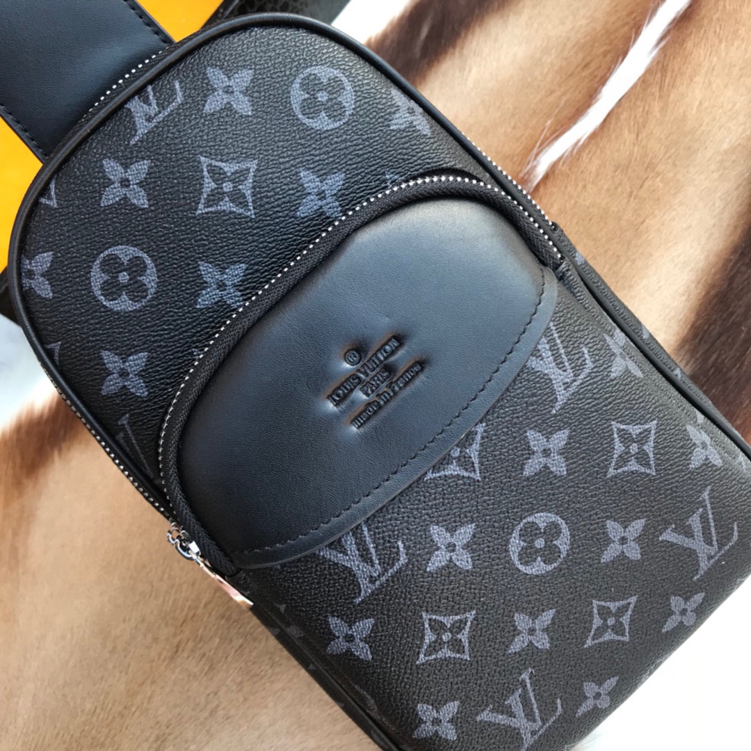 [TOP] Louis Vuitton LV New V-Chest  Bag - Black